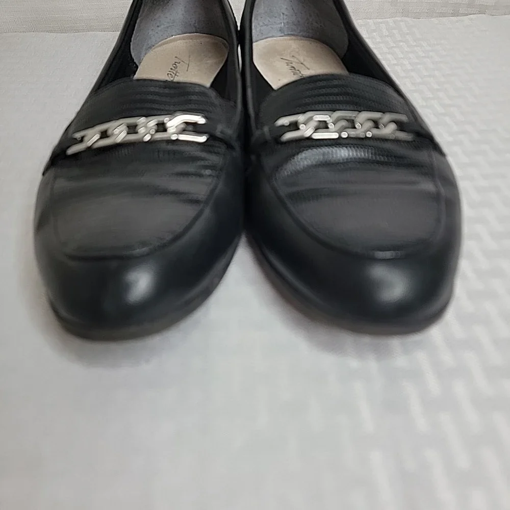 Trotters Womens Size 8M Black Leather Loafers Faux Snakeskin Chain Accent